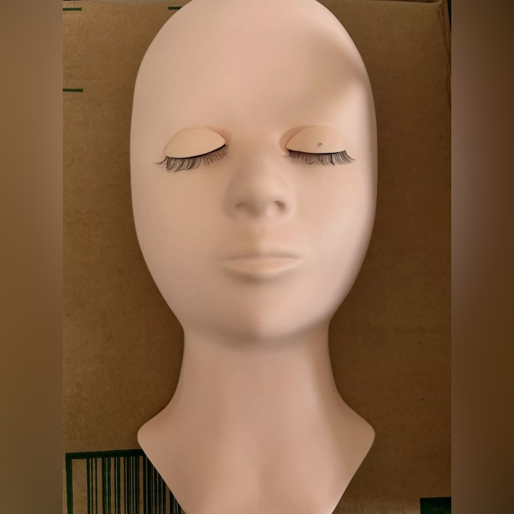 Lash extension mannequin